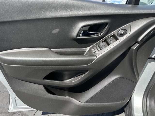 2022 Chevrolet Trax LS - Photo 17